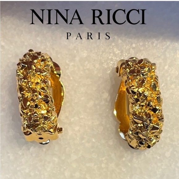 NINA RICCI VINTAGE Gold Textured Clip On Earrings - Picture 1 of 3